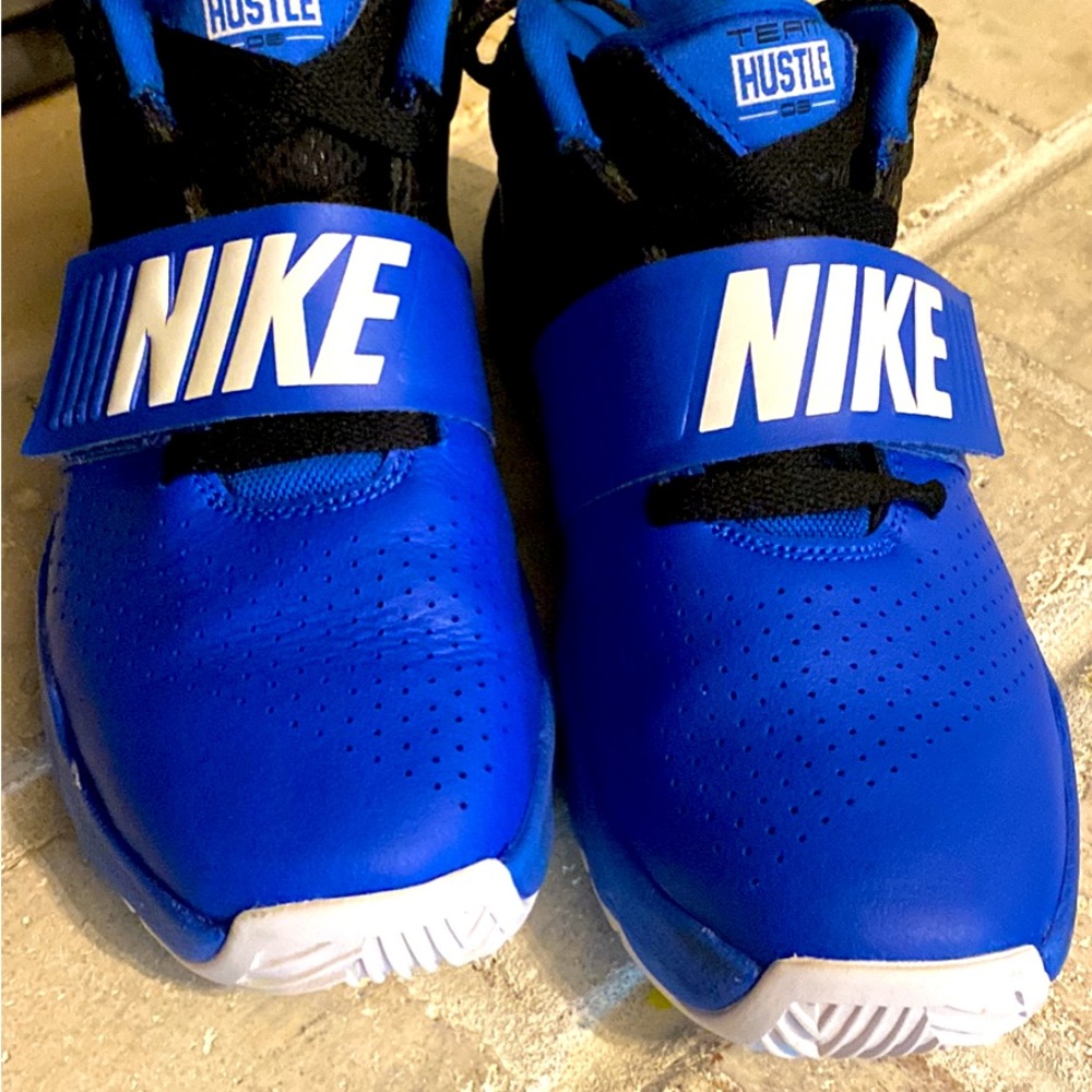 Boys Nike Team Hustle Shoes 3Y
